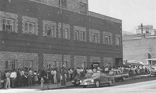 Students lining up to register for classes 1968